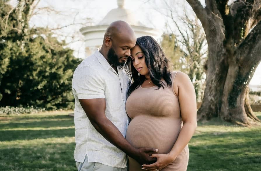 남편과 임산부의 사진