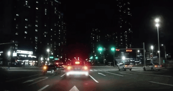 시속 130㎞ 이상으로 과속을 하다 구급차를 들이받아 5명의 사상자를 낸 운전자가 징역 5년을 선고받았다. 사진은 사고 당시 영상. [영상=천안서북경찰서]