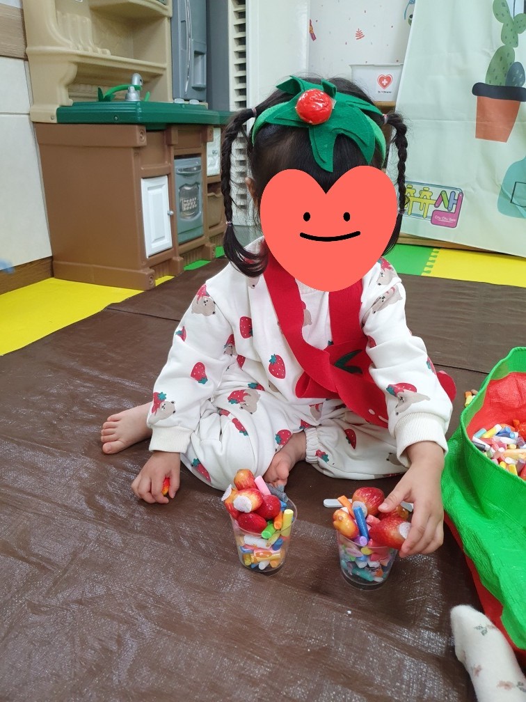 퍼포먼스 활동을 하는 아이