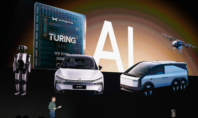 전 좌석 마사지 시트와 3,000mm 휠베이스를 갖춘 샤오펑 P7+의 광활한 실내 공간과 공기역학적 외관 디자인