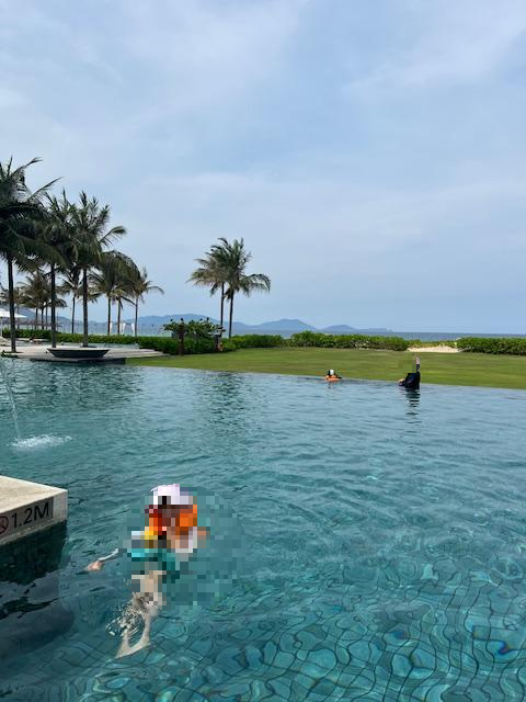 나트랑 알마 리조트 메인풀에서 보이는 비치