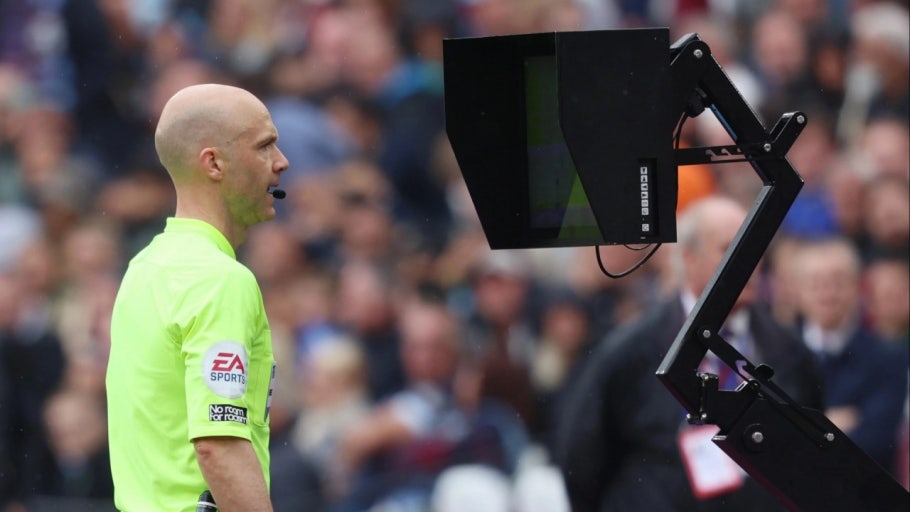 var을 들여다 보고있는 심판