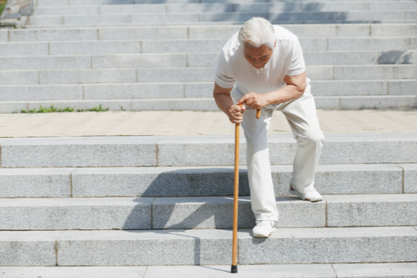 내리막길 내려가는 노인