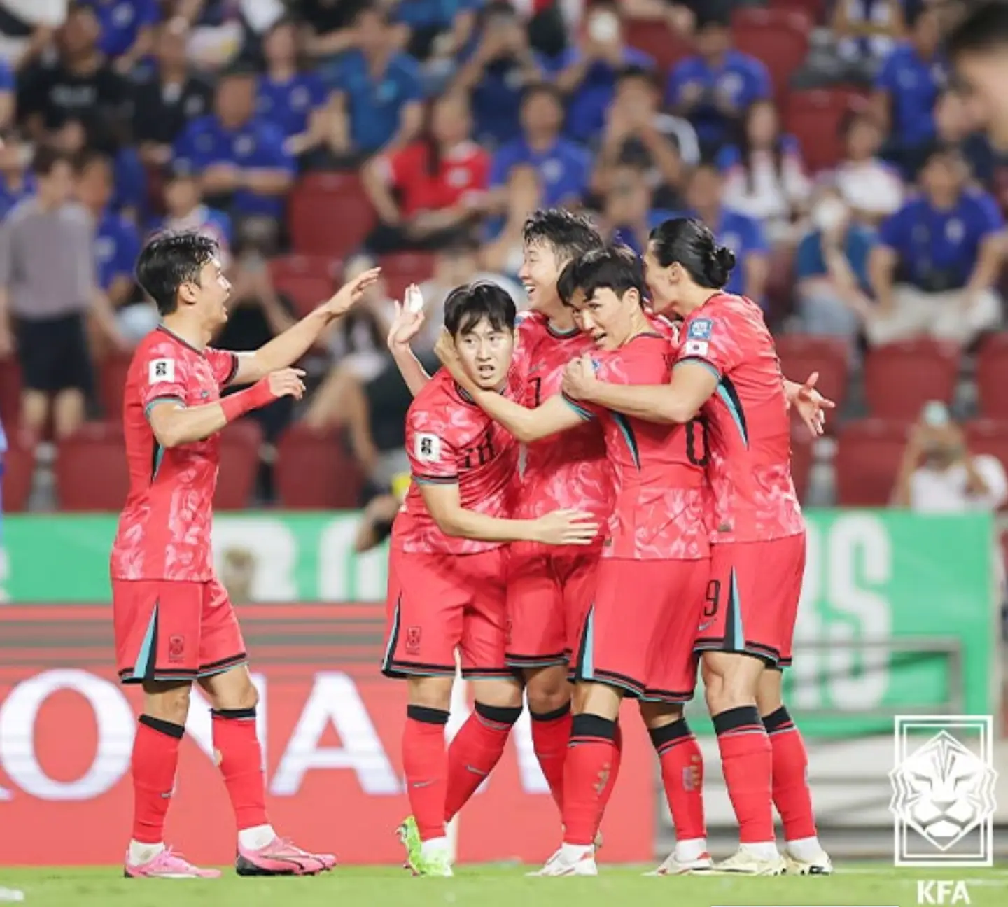 관중이 꽈찬 축구경기장 안 선수들이 서로 안은 모습