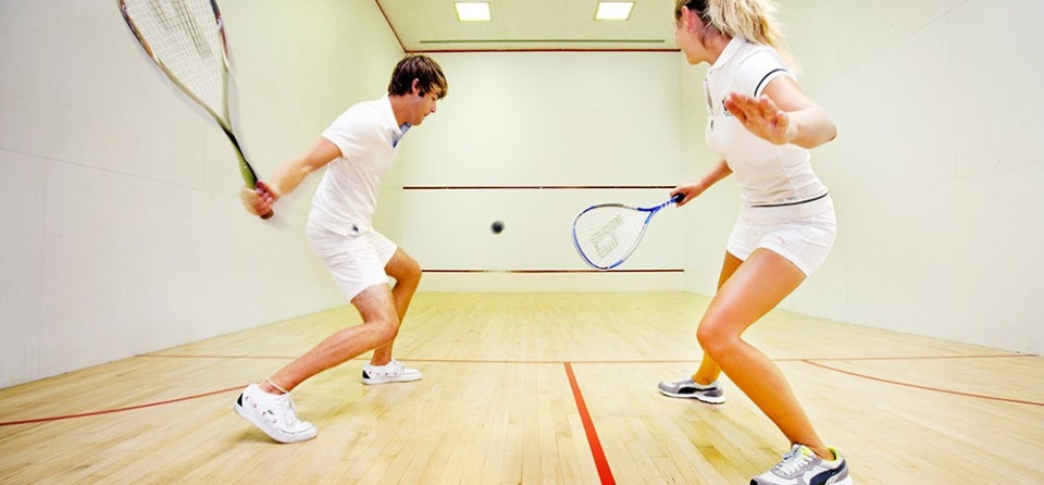 스쿼시 운동중인 사진 첨부