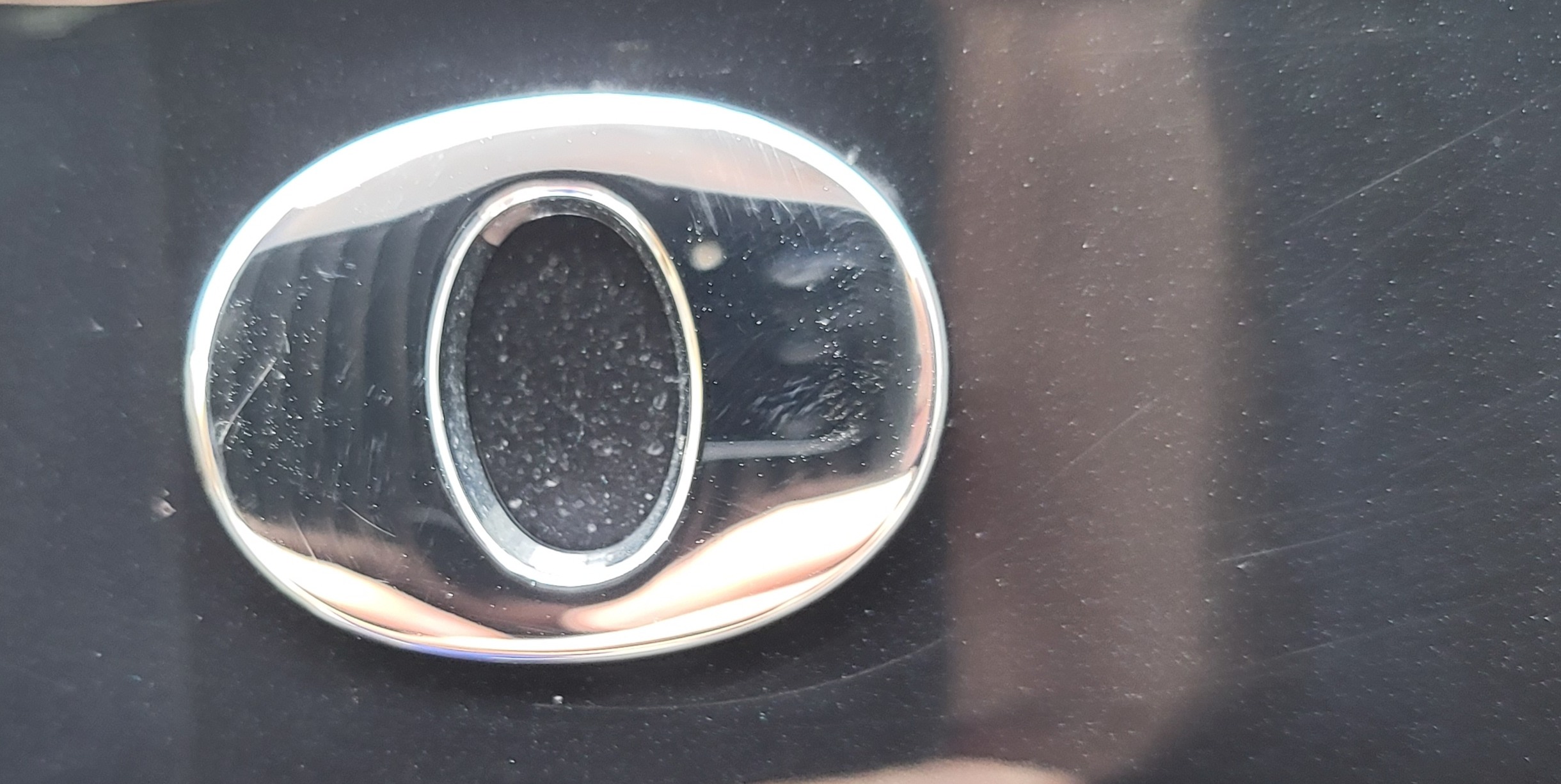 수리후 레터 엠블렘 주변 잔 흠집이 발생한 모습이다.