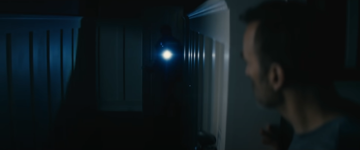 자신의집에침입한적대자의불빛을바라보고있는주인공허치