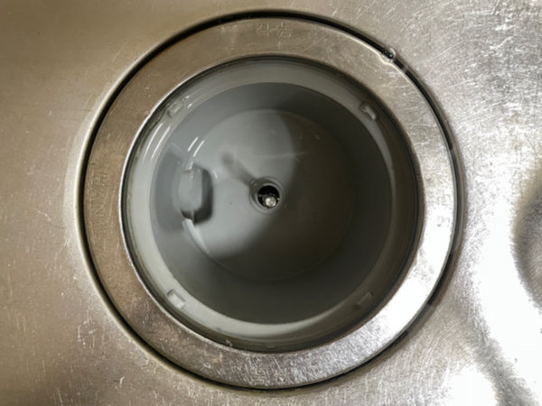 초파리 퇴치를 위해 주방과 화장실 배수구 청소하기