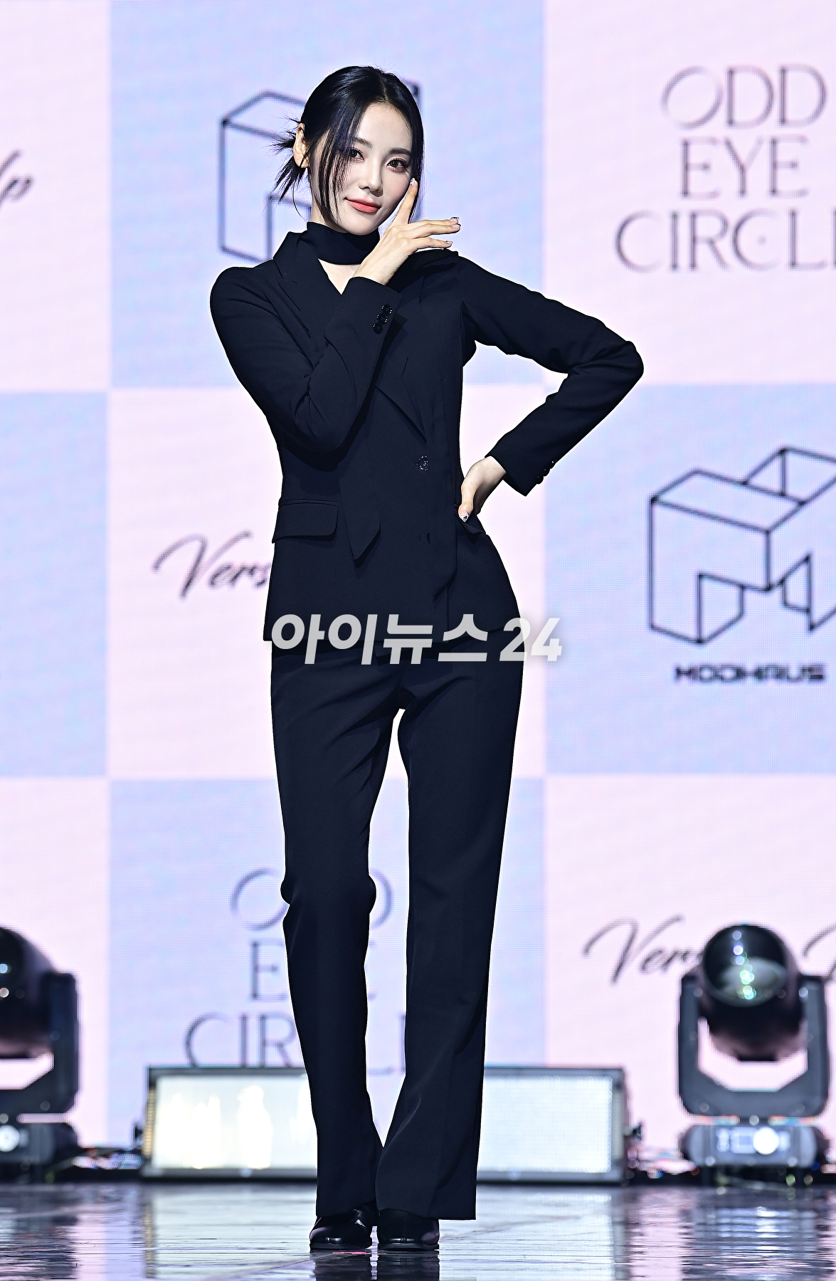 오드아이써클 진솔이 12일 오후 서울 광진구 예스24 라이브홀에서 열린 미니앨범 &lsquo;버전 업&rsquo;(Version Up) 쇼케이스에서 포토타임을 갖고 있다. [사진=곽영래 기자]