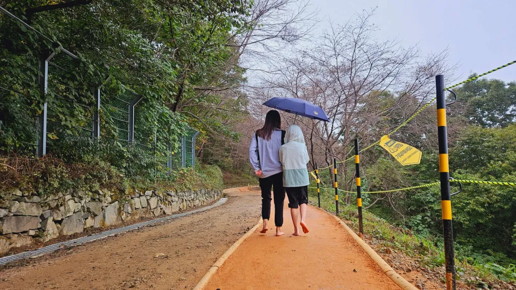 엄마와 아이가 함께 동행하는 모습