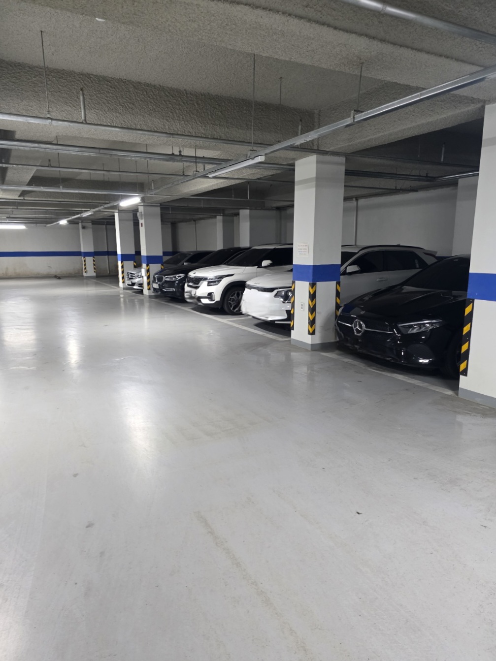 깔끔한-주차-시설입니다.