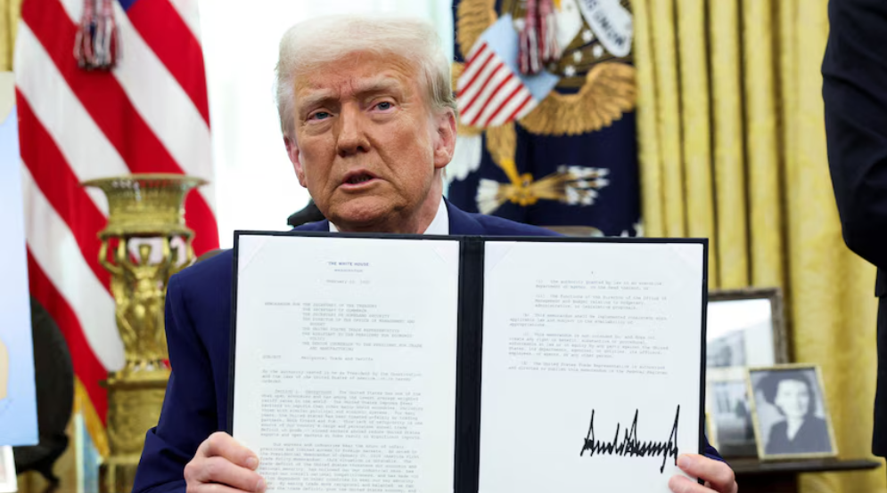 트럼프 대통령이 관세 관련 문서에 서명한 모습
