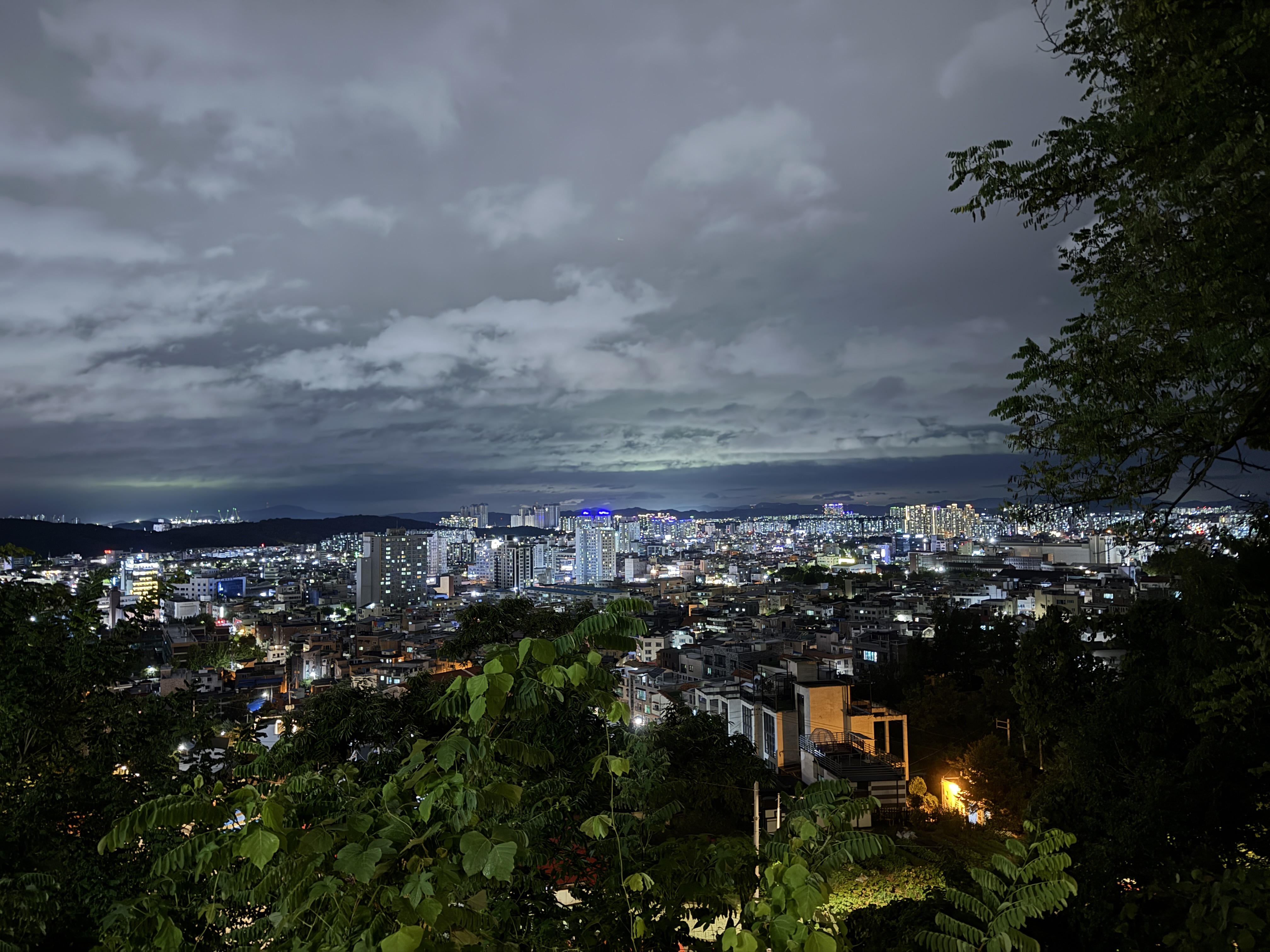 청주 수암골카페거리 야경스팟 반짝이는 도심이 한눈에 내려다보이는 전망