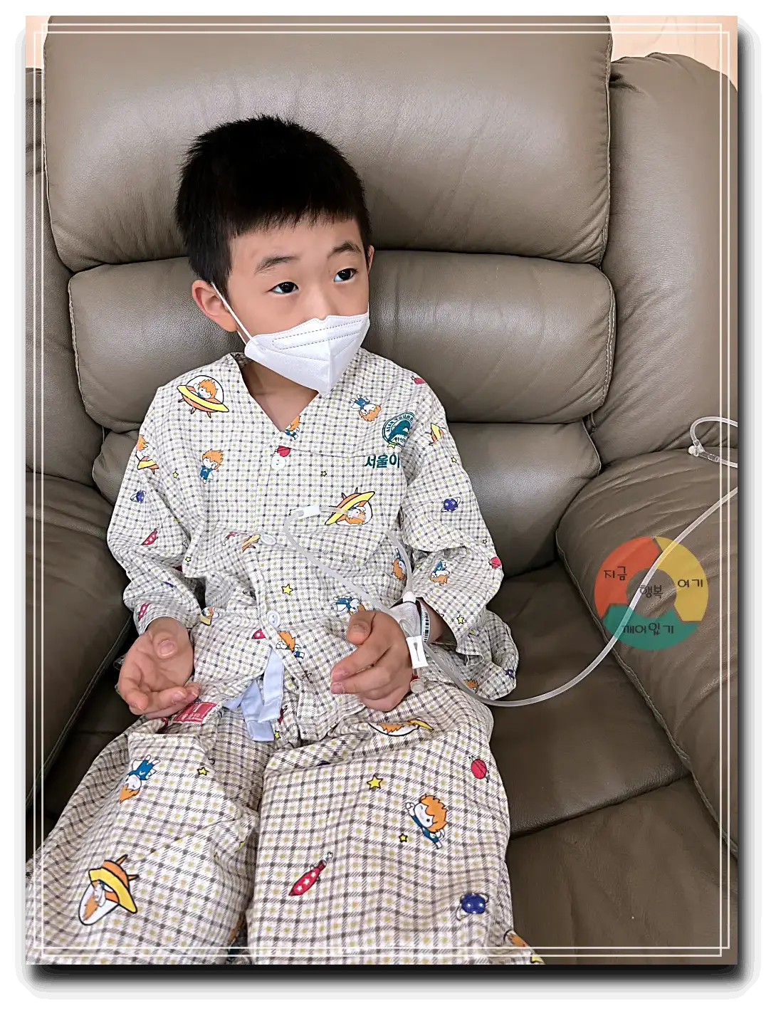 안검내반_수술준비-링거-안마의자-환자복착용