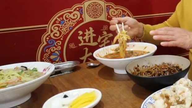 짬뽕 면을 젓가락으로 들어 올린 모습