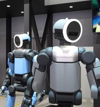 휴머노이드로봇 현대차 아틀라스 두개가 주위를 둘러보고있다.