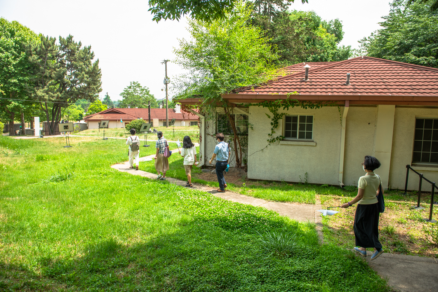 미군기지 장교숙소로 걸아가는 장면