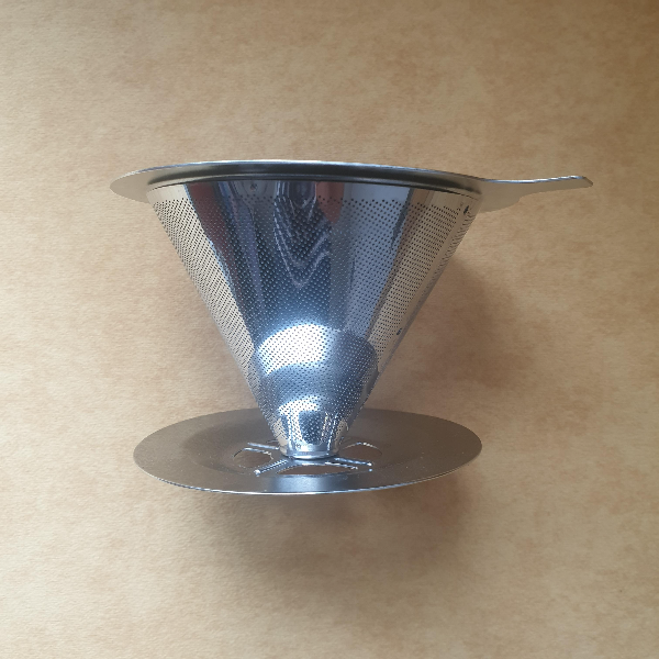 노란색 바닥에 메탈 드리퍼가 올려져 있다.