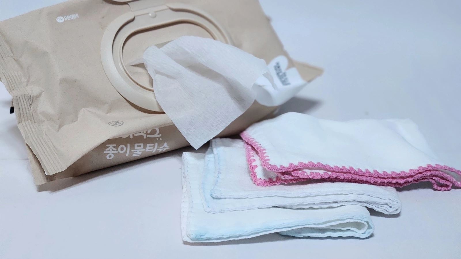 종이물티슈와-소창손수건들이-모여있다