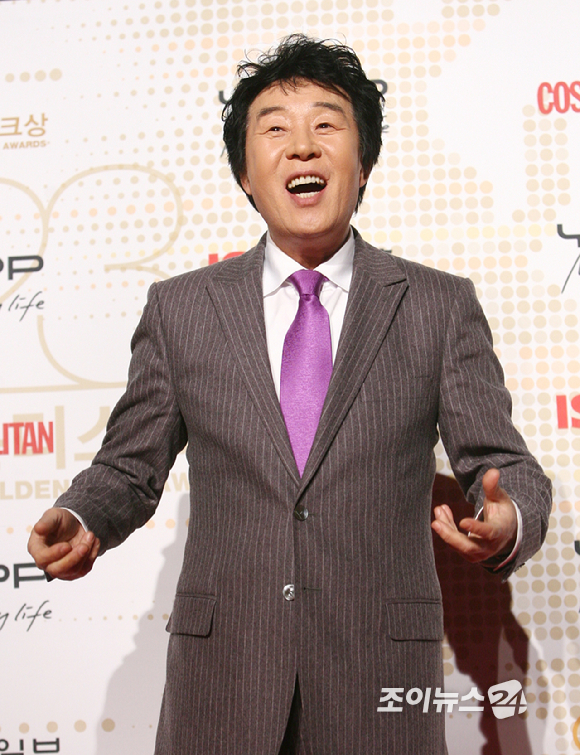 2008 골든디스크 시상식에서 송대관이 포토타임을 갖고 있다.