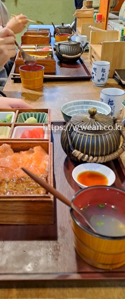 장어덮밥을 먹고 있어요.