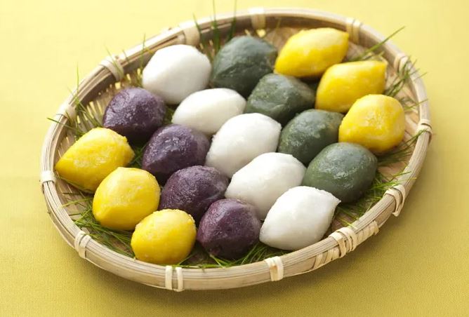 짚으로 만든 타원형의 접시에 송편 19개가 있다.