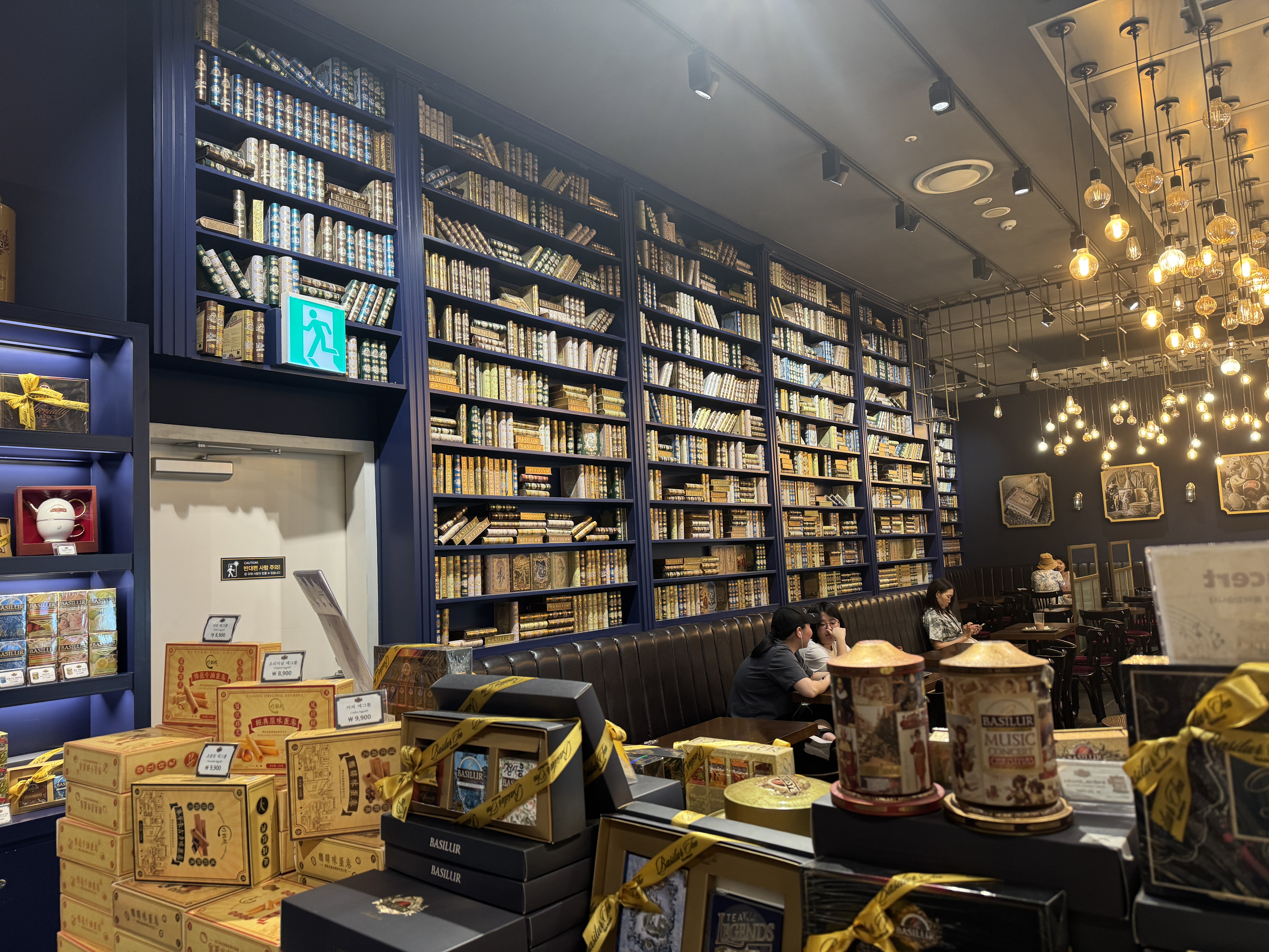 수지 롯데몰 베질루트 내부&amp;#44; 벽 전체가 책으로 꾸며진 서재형 인테리어와 테이블석