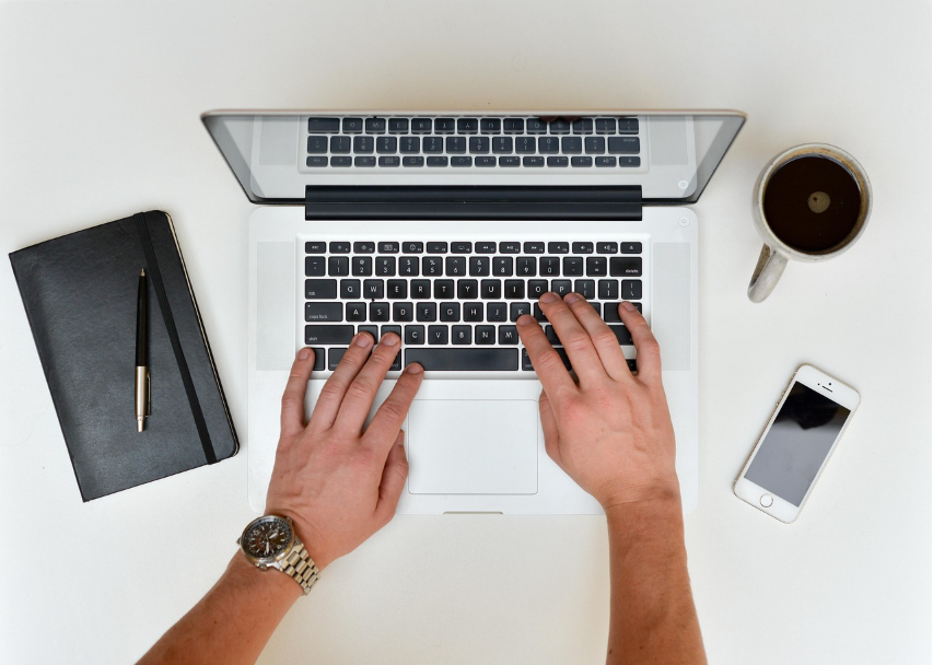 노트북으로 일하고 있는 모습