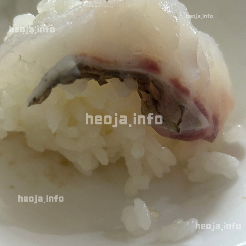 아르헨티나 홍새우가 포함된 이마트 모듬회 한 점 클로즈업 사진