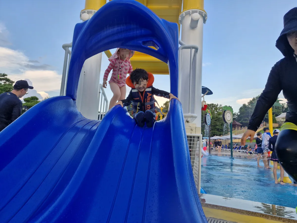 물놀이-미끄럼틀을-타는-4살-아들