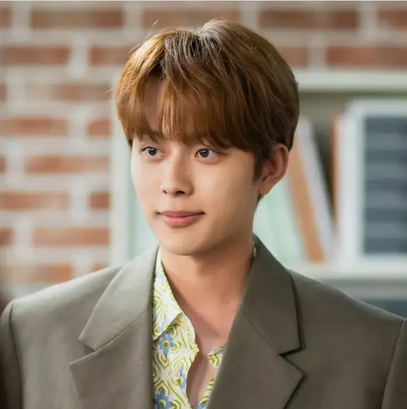 서재 앞 미소띤 얼굴로 옆을 바라보는 강태민