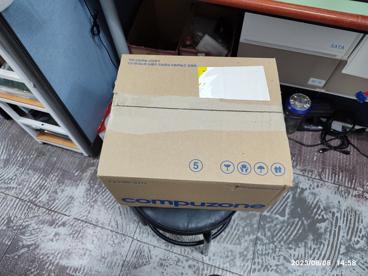 발열 문제가 있는 RTX3060 Ti 그래픽카드를 택배 포장하고 있습니다.