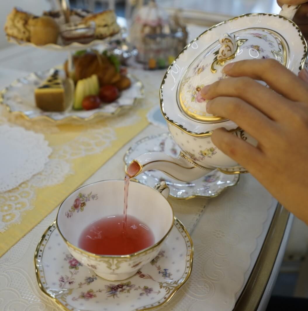 마노르블랑은 2천평이 넘는 정원에 7000여본에 장미와 유럽수국&amp;#44; 동백으로 꾸며진 환상적인 정원입니다