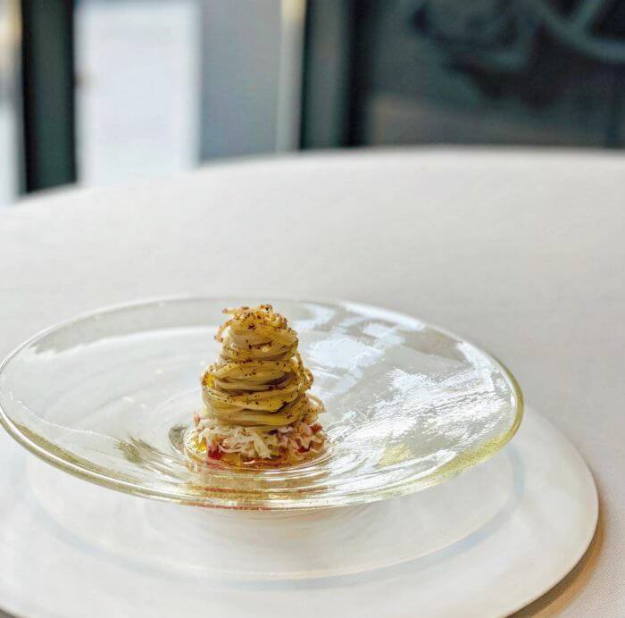 면요리가 접시에 담겨있다