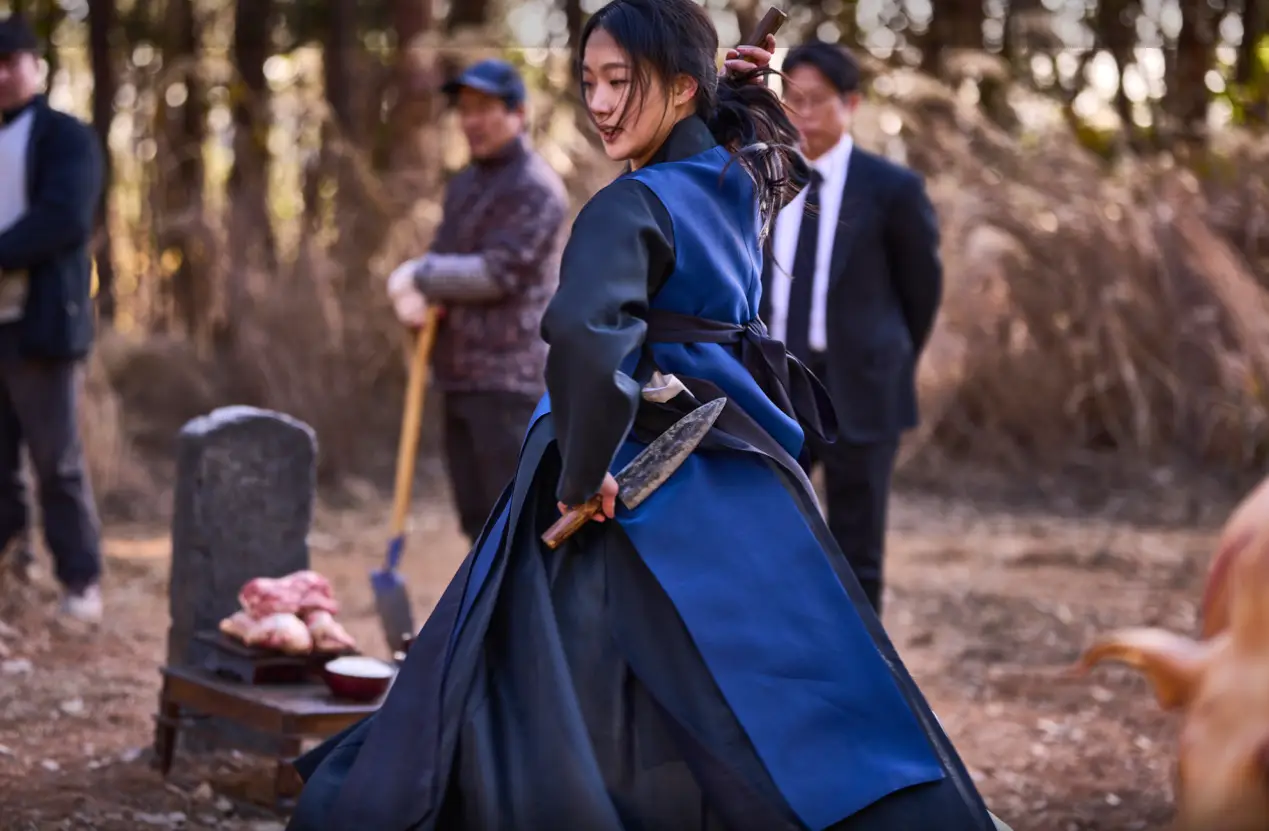 파묘- 무덤앞 파란 무당옷을 입고 두손에 칼을 든채 굿춤을 추는 김고은