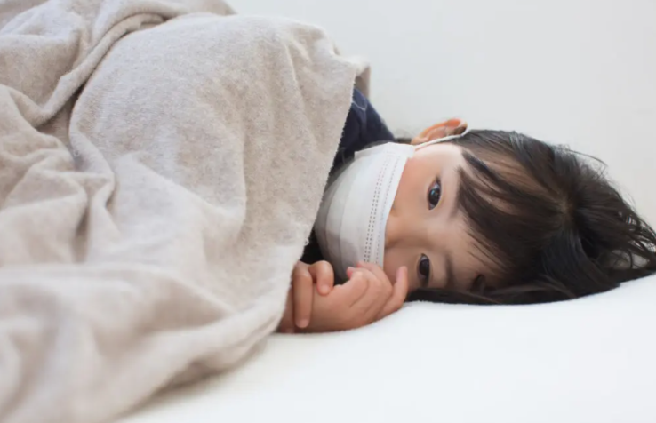 누워있는 아이