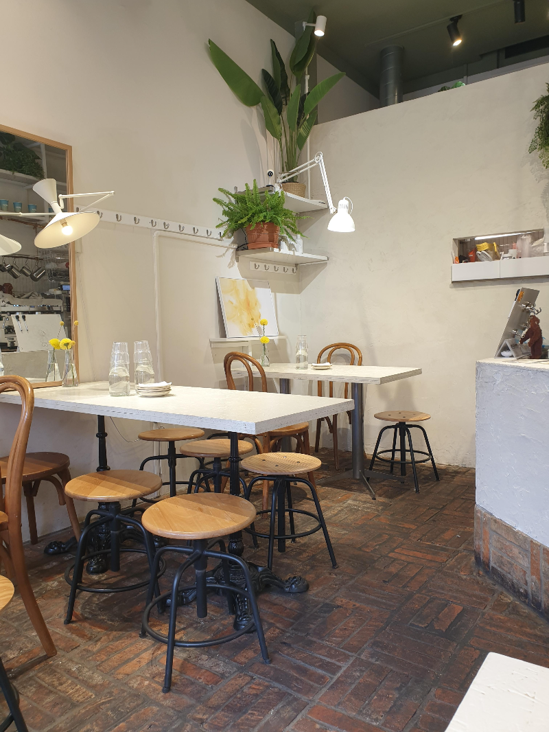 큰 거울과 액자로 포인트를 준 출입구 공간