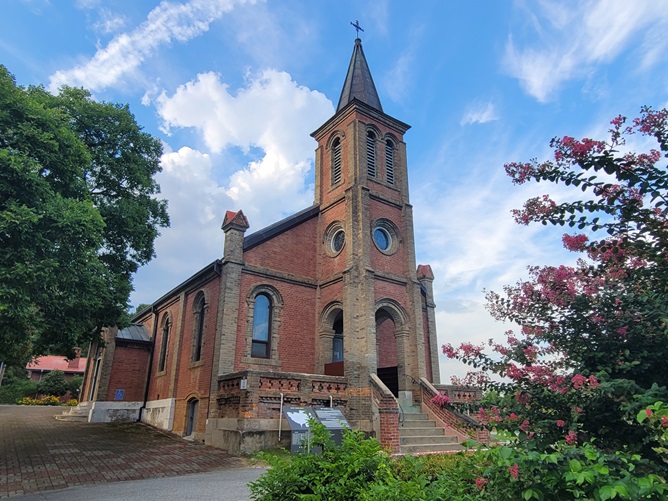 사진은 대구대교구를 대표하는 오래된 성당 중 하나인 칠곡군 왜관읍에 있는 가실성당입니다.