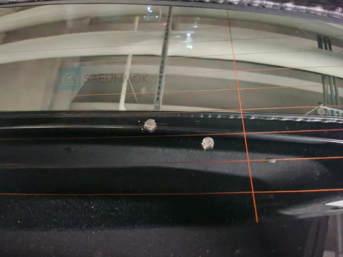 자동차-유리에-이물질-묻은-사진