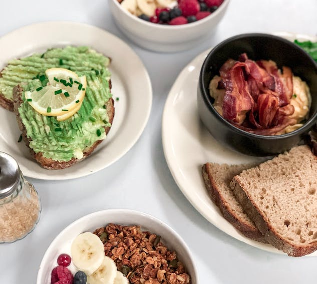 신선한 야채와 음식들이 차려져 있다