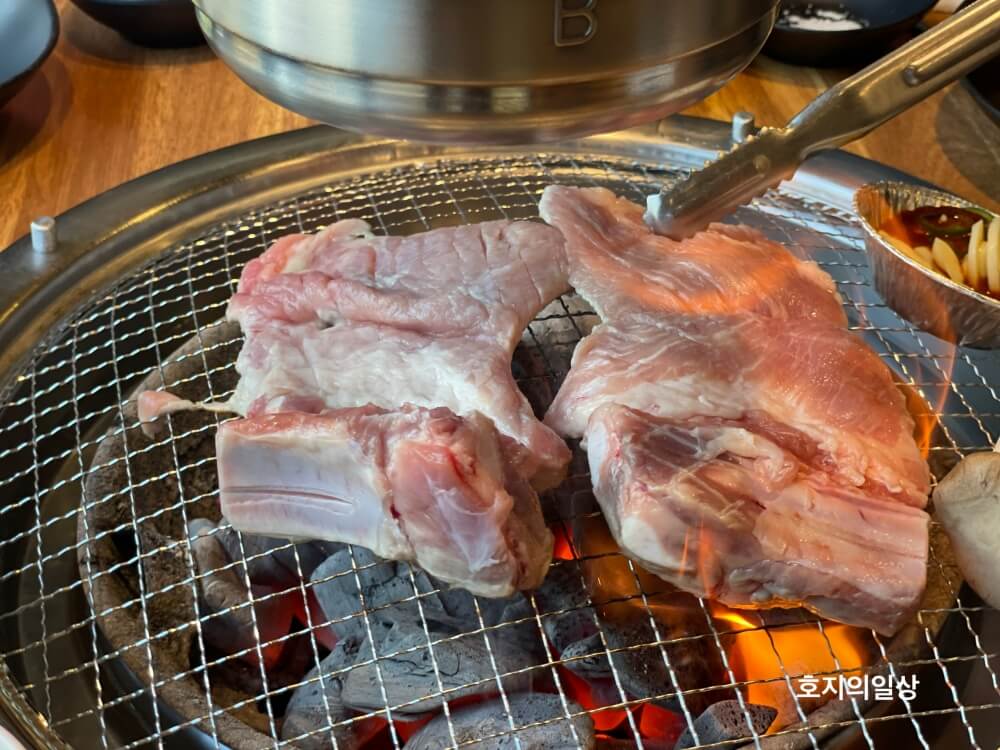 홍천 돼지갈비 맛집 풍년갈비 - 화로위에 올린 생갈비