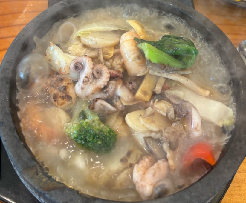 오늘N 누룽지탕 과일탕수기 맛집의 펄펄 끓고 있는 해물누룽지탕