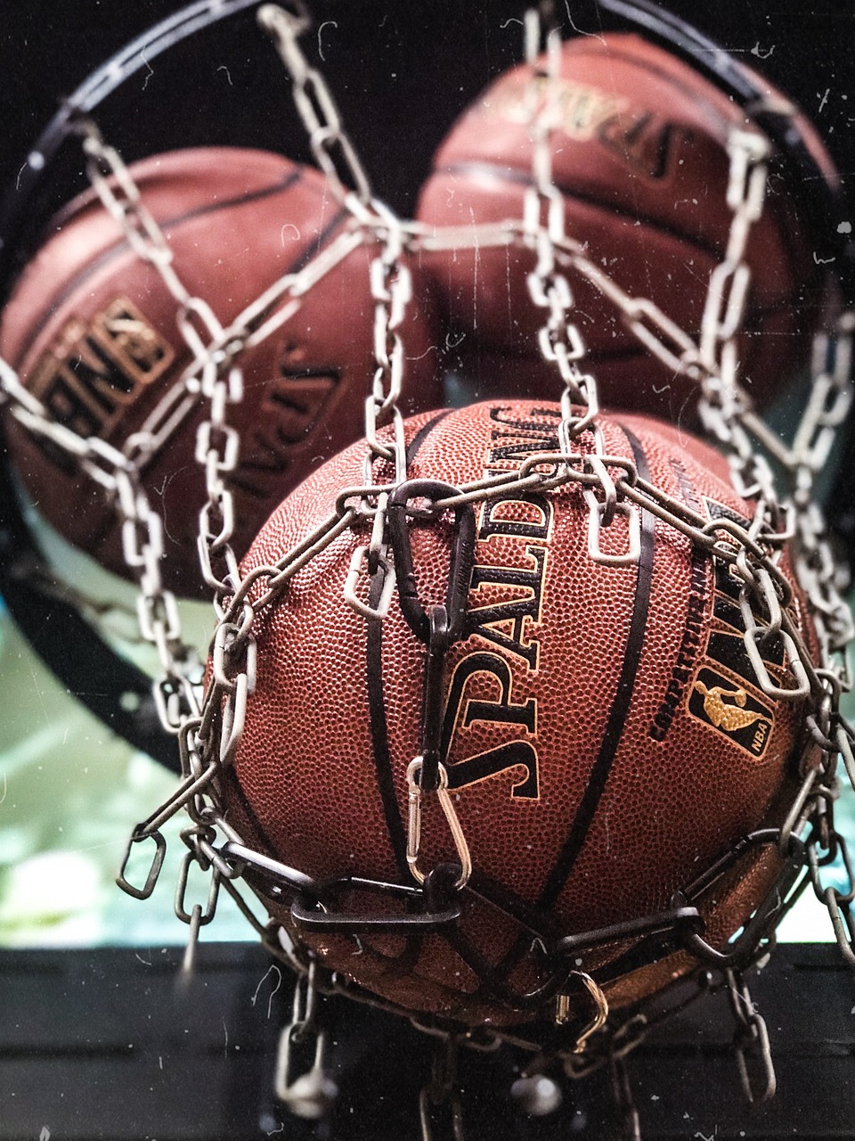 골대를 통과하는 농구공