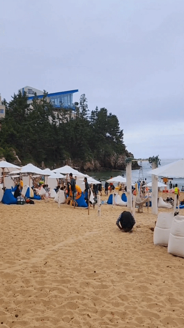 사람들이-가득한-해변