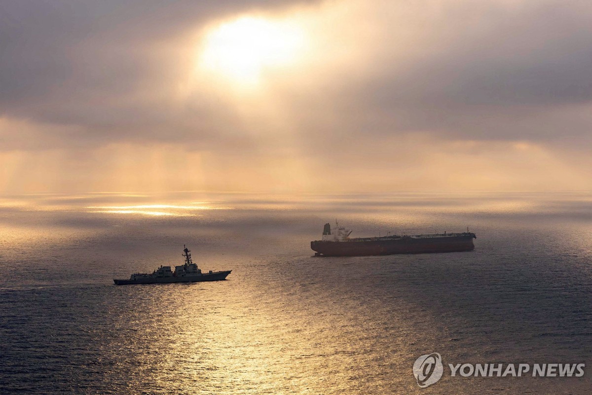 이란 미 5함대 기지 공격 충격과 미국의 케슘섬 보복 타격: 호르무즈 해협 전쟁 위기 고조 및 지정학적 시나리오 분석