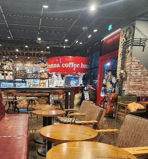 비엔나 커피하우스 소금빵 바닐라라떼 아메리카노 후기