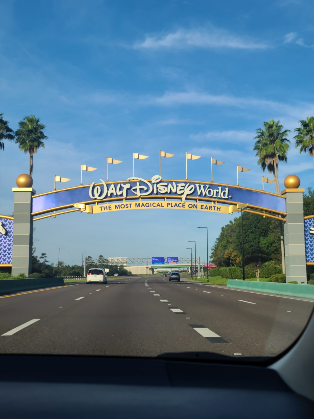 디즈니월드로 들어가기 전 환영하는 사인이다.