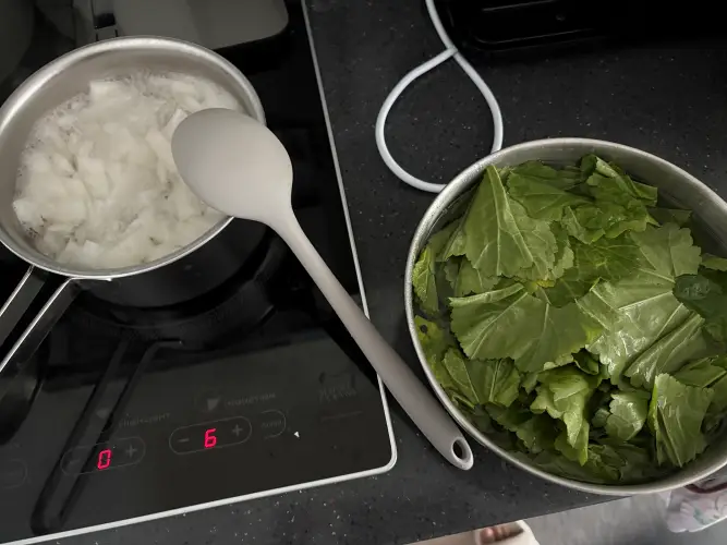 무와 아욱 이유식 만드는 모습