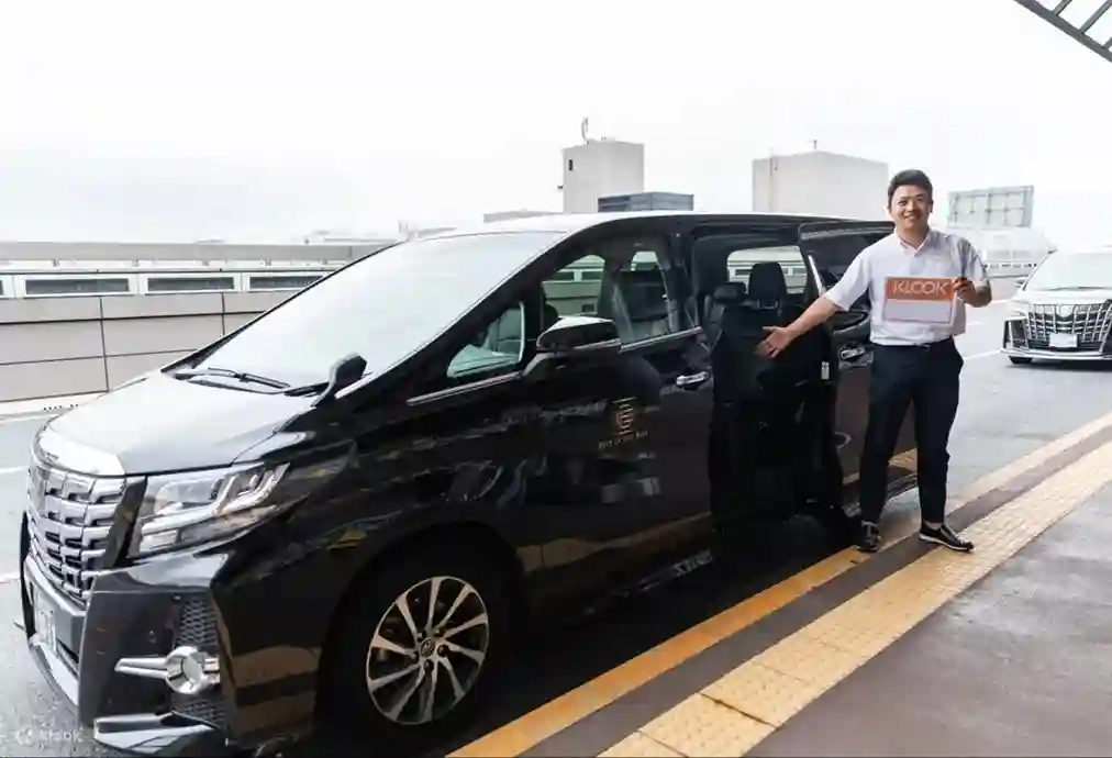 오키나와 전용차량 서비스 기사와 차량 모습(클룩 픽업)