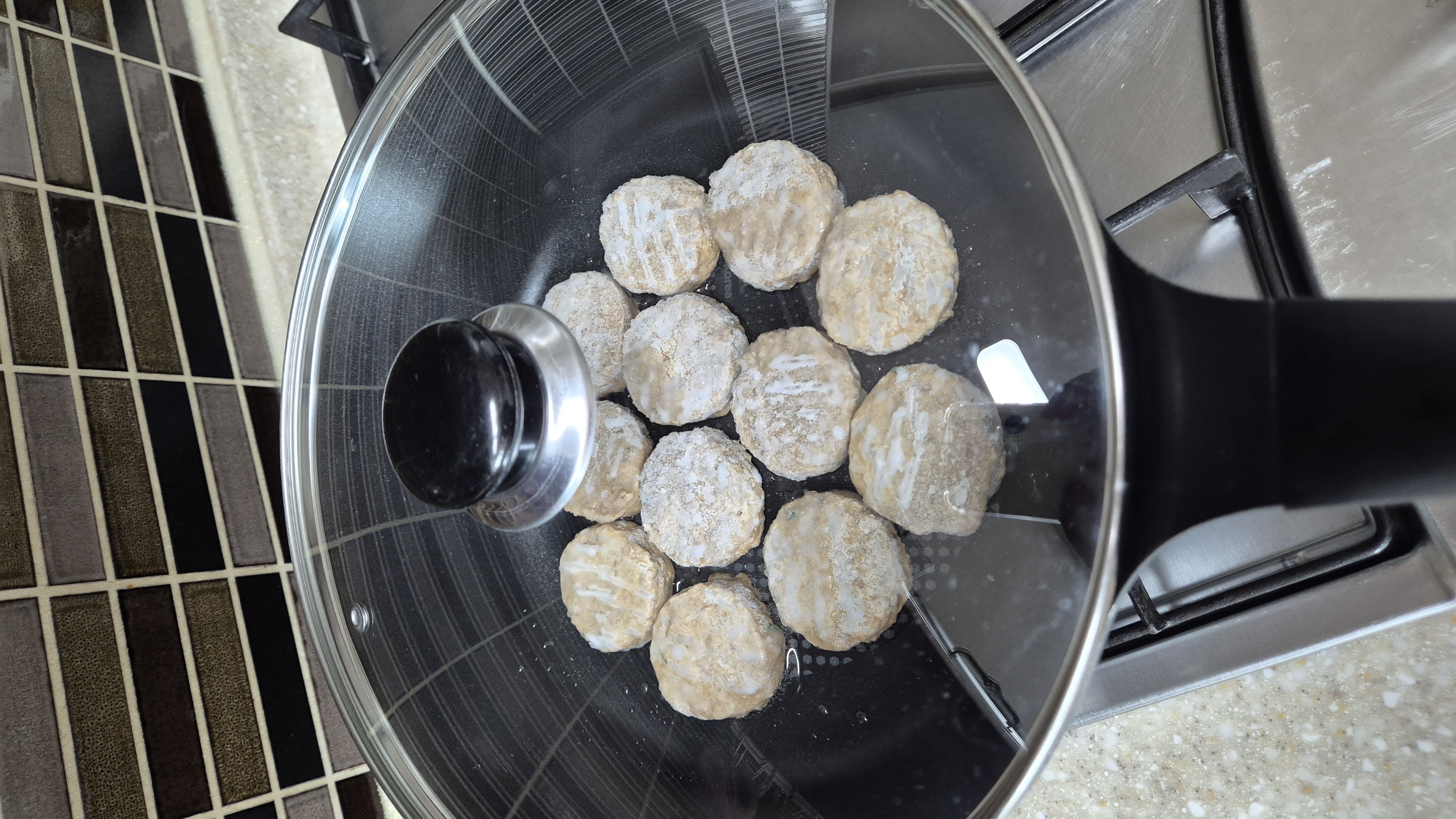 후라이펜 조리시 뚜껑을 덮고 최대한 약한 불로 조리해주세요.